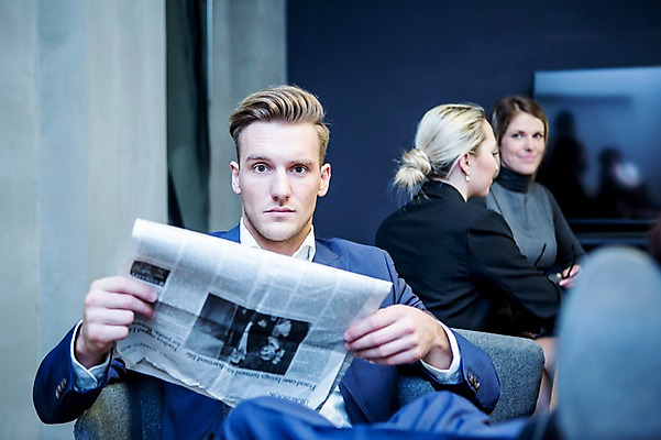 포토 JPG 서양인 응시 여자 남자 비즈니스 실내 미소 사람 앉기 정장 상반신 20대 성인 앞모습 옆모습 뒷모습 세명 30대 비즈니스라이프 사무실 작업 비즈니스맨 비즈니스우먼 신문 신문읽기 오피스룩 사무용의자 성인만 국내포토 외국인 라이프스타일 시선 옷 뷰포인트 의자 모션 표정 청년 내부 간행물 장년 직장인 뉴스 읽기 파일형식