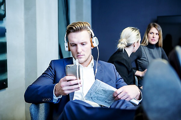 포토 JPG 서양인 응시 여자 남자 비즈니스 휴식 실내 대화 들기 사람 앉기 정장 상반신 20대 성인 앞모습 옆모습 세명 30대 비즈니스라이프 스마트폰 사무실 헤드셋 음악감상 작업 비즈니스맨 비즈니스우먼 신문 오피스룩 성인만 국내포토 외국인 라이프스타일 시선 옷 뷰포인트 음향기기 컨셉 모션 말하기 청년 내부 간행물 장년 핸드폰 스마트기기 헤드폰 감상 직장인 뉴스 파일형식