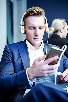 포토 JPG 서양인 여자 남자 비즈니스 휴식 실내 들기 사람 앉기 정장 상반신 20대 성인 두명 앞모습 뒷모습 비즈니스라이프 스마트폰 사무실 헤드셋 음악감상 작업 비즈니스맨 비즈니스우먼 신문 집중 오피스룩 국내포토 외국인 라이프스타일 옷 뷰포인트 음향기기 컨셉 모션 청년 내부 간행물 핸드폰 스마트기기 헤드폰 감상 직장인 뉴스 파일형식