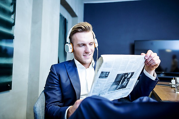 포토 JPG 서양인 응시 남자 비즈니스 휴식 실내 한명 미소 사람 앉기 정장 상반신 20대 성인 옆모습 비즈니스라이프 사무실 헤드셋 음악감상 작업 비즈니스맨 신문 신문읽기 책상 회의실 오피스룩 성인남자한명만 국내포토 외국인 1 라이프스타일 시선 옷 뷰포인트 음향기기 가구 컨셉 모션 표정 청년 내부 간행물 헤드폰 감상 직장인 뉴스 읽기 남자한명만 성인남자만 파일형식