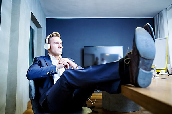 포토 JPG 전신 서양인 응시 남자 비즈니스 휴식 실내 한명 사람 앉기 정장 20대 성인 옆모습 비즈니스라이프 사무실 헤드셋 음악감상 작업 비즈니스맨 책상 회의실 화이트보드 오피스룩 다리들기 성인남자한명만 국내포토 외국인 1 라이프스타일 시선 옷 뷰포인트 음향기기 가구 컨셉 모션 청년 내부 헤드폰 감상 직장인 남자한명만 성인남자만 파일형식