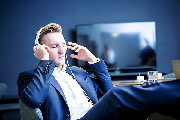 포토 JPG 서양인 남자 비즈니스 휴식 실내 한명 사람 앉기 정장 상반신 20대 성인 옆모습 비즈니스라이프 사무실 눈감음 헤드폰 음악감상 감상 작업 비즈니스맨 오피스룩 사무용의자 성인남자한명만 소확행 국내포토 외국인 1 라이프스타일 옷 뷰포인트 음향기기 컨셉 의자 모션 청년 내부 직장인 신조어 남자한명만 성인남자만 파일형식