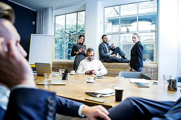 포토 JPG 전신 서양인 응시 여자 남자 40대 흑인 비즈니스 실내 서기 사람 앉기 정장 여러명 상반신 20대 성인 앞모습 옆모습 30대 비즈니스라이프 스마트폰 사무실 작업 비즈니스맨 비즈니스우먼 커피잔 창가 물컵 회의실 문서 화이트보드 오피스룩 성인만 안경낌 국내포토 외국인 라이프스타일 시선 옷 안경 커피 뷰포인트 중년 다수 창문 모션 잔 청년 내부 컵 장년 핸드폰 스마트기기 직장인 파일형식