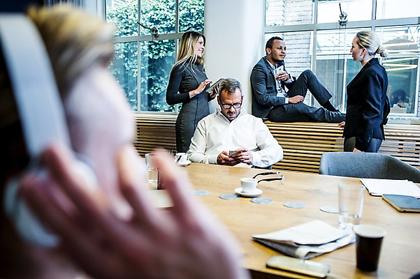 포토 JPG 전신 서양인 여자 남자 40대 흑인 비즈니스 실내 대화 서기 사람 앉기 정장 여러명 20대 성인 앞모습 옆모습 30대 비즈니스라이프 스마트폰 사무실 헤드폰 음악감상 작업 비즈니스맨 비즈니스우먼 물컵 회의실 창틀 오피스룩 성인만 안경낌 국내포토 외국인 라이프스타일 옷 안경 뷰포인트 중년 음향기기 다수 창문 모션 말하기 청년 내부 컵 장년 핸드폰 스마트기기 감상 직장인 파일형식