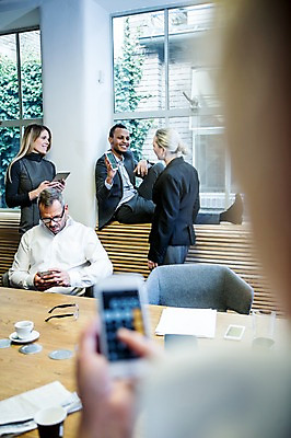 포토 JPG 전신 서양인 응시 여자 남자 종이 안경 40대 흑인 비즈니스 실내 대화 서기 미소 사람 앉기 정장 여러명 상반신 20대 성인 앞모습 옆모습 30대 비즈니스라이프 스마트폰 사무실 작업 비즈니스맨 비즈니스우먼 커피잔 창가 문서 창틀 오피스룩 성인만 안경낌 국내포토 외국인 라이프스타일 시선 잡화 옷 커피 뷰포인트 중년 다수 창문 모션 잔 표정 말하기 청년 내부 장년 핸드폰 스마트기기 직장인 파일형식