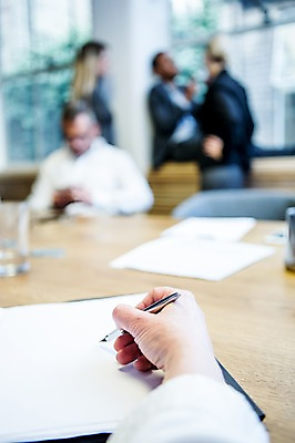 포토 JPG 서양인 손 여자 남자 종이 40대 비즈니스 실내 사람 정장 근접촬영 여러명 상반신 20대 성인 앞모습 옆모습 신체부위 30대 비즈니스라이프 사무실 펜 기록 잡기 작업 비즈니스맨 비즈니스우먼 책상 문서 오피스룩 성인만 국내포토 외국인 라이프스타일 옷 뷰포인트 중년 가구 다수 모션 청년 내부 장년 필기구 직장인 파일형식