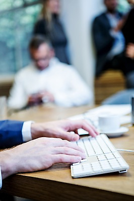 포토 JPG 서양인 손 여자 남자 40대 흑인 비즈니스 실내 서기 사람 앉기 정장 근접촬영 여러명 상반신 20대 성인 앞모습 옆모습 신체부위 30대 비즈니스라이프 사무실 양손 타이핑 키보드 업무 작업 비즈니스맨 비즈니스우먼 책상 오피스룩 성인만 국내포토 외국인 라이프스타일 옷 뷰포인트 중년 가구 다수 모션 청년 내부 장년 직장인 파일형식