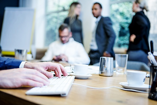 포토 JPG 서양인 손 여자 남자 40대 흑인 비즈니스 실내 서기 사람 앉기 정장 여러명 상반신 20대 성인 앞모습 옆모습 신체부위 30대 비즈니스라이프 사무실 양손 타이핑 키보드 업무 작업 비즈니스맨 비즈니스우먼 커피잔 물컵 회의실 오피스룩 성인만 국내포토 외국인 라이프스타일 옷 커피 뷰포인트 중년 다수 모션 잔 청년 내부 컵 장년 직장인 파일형식