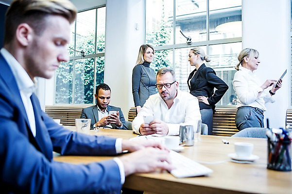 포토 JPG 서양인 응시 여자 남자 40대 중년 50대 흑인 비즈니스 실내 대화 서기 사람 앉기 정장 여러명 상반신 20대 성인 앞모습 옆모습 30대 비즈니스라이프 스마트폰 태블릿 사무실 타이핑 키보드 업무 작업 비즈니스맨 비즈니스우먼 찻잔 창가 회의실 오피스룩 성인만 안경낌 국내포토 외국인 라이프스타일 시선 옷 안경 뷰포인트 다수 창문 모션 잔 말하기 청년 내부 장년 전자제품 핸드폰 스마트기기 직장인 파일형식