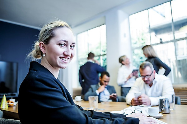 포토 JPG 서양인 응시 여자 남자 안경 40대 50대 흑인 비즈니스 실내 대화 서기 미소 사람 앉기 정장 여러명 상반신 20대 성인 앞모습 옆모습 뒷모습 30대 비즈니스라이프 스마트폰 사무실 타이핑 키보드 업무 작업 비즈니스맨 비즈니스우먼 커피잔 창가 책상 회의실 오피스룩 성인만 국내포토 외국인 라이프스타일 시선 잡화 옷 커피 뷰포인트 중년 가구 다수 창문 모션 잔 표정 말하기 청년 내부 장년 핸드폰 스마트기기 직장인 파일형식