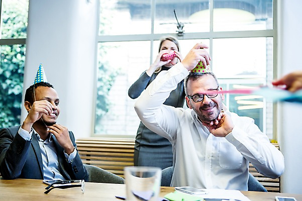 포토 JPG 서양인 응시 여자 남자 안경 40대 흑인 비즈니스 실내 서기 미소 사람 앉기 정장 상반신 20대 성인 앞모습 세명 30대 비즈니스라이프 스마트폰 사무실 파티 기댐 고깔모자 비즈니스맨 비즈니스우먼 벗기 창가 물컵 책상 오피스룩 성인만 안경낌 국내포토 외국인 모자_잡화 라이프스타일 시선 잡화 옷 뷰포인트 중년 가구 창문 모션 표정 이벤트 청년 내부 컵 장년 핸드폰 스마트기기 직장인 파일형식