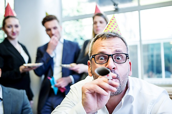 포토 JPG 서양인 응시 여자 남자 얼굴 40대 비즈니스 실내 서기 사람 앉기 정장 근접촬영 여러명 상반신 20대 성인 앞모습 30대 비즈니스라이프 사무실 파티 고깔모자 비즈니스맨 비즈니스우먼 불기 창가 즐거움 오피스룩 팡파레 성인만 안경낌 국내포토 외국인 모자_잡화 라이프스타일 시선 옷 감정 안경 뷰포인트 중년 다수 창문 모션 이벤트 청년 내부 신체부위 장년 직장인 파일형식