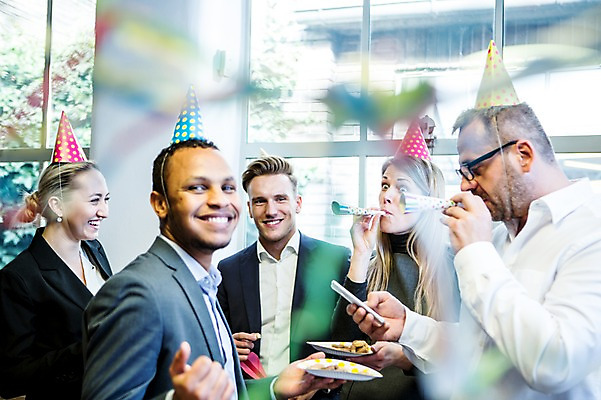 포토 JPG 서양인 접시 응시 여자 남자 40대 흑인 비즈니스 실내 서기 미소 들기 사람 정장 여러명 상반신 20대 성인 앞모습 옆모습 30대 비즈니스라이프 스마트폰 사무실 파티 쿠키 고깔모자 비즈니스맨 비즈니스우먼 불기 창가 즐거움 오피스룩 팡파레 성인만 안경낌 국내포토 외국인 모자_잡화 라이프스타일 식기 시선 옷 감정 안경 뷰포인트 중년 다수 창문 모션 디저트 표정 이벤트 청년 내부 장년 핸드폰 스마트기기 직장인 파일형식