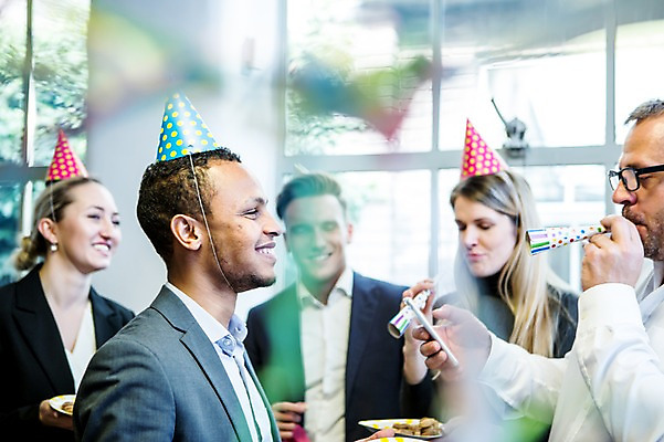 포토 JPG 서양인 접시 응시 여자 남자 40대 흑인 비즈니스 실내 서기 미소 들기 사람 정장 여러명 상반신 20대 성인 앞모습 옆모습 30대 비즈니스라이프 스마트폰 사무실 파티 쿠키 고깔모자 비즈니스맨 비즈니스우먼 불기 창가 즐거움 오피스룩 팡파레 성인만 안경낌 국내포토 외국인 모자_잡화 라이프스타일 식기 시선 옷 감정 안경 뷰포인트 중년 다수 창문 모션 디저트 표정 이벤트 청년 내부 장년 핸드폰 스마트기기 직장인 파일형식