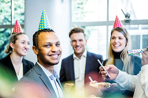 포토 JPG 서양인 접시 응시 여자 남자 40대 흑인 비즈니스 실내 서기 미소 들기 사람 정장 여러명 상반신 20대 성인 앞모습 옆모습 30대 비즈니스라이프 스마트폰 사무실 파티 쿠키 고깔모자 비즈니스맨 비즈니스우먼 창가 즐거움 오피스룩 팡파레 성인만 국내포토 외국인 모자_잡화 라이프스타일 식기 시선 옷 감정 뷰포인트 중년 다수 창문 모션 디저트 표정 이벤트 청년 내부 장년 핸드폰 스마트기기 직장인 파일형식