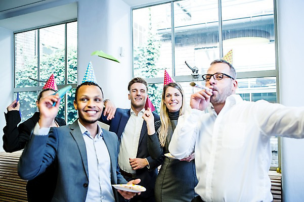 포토 JPG 서양인 접시 응시 여자 남자 40대 흑인 비즈니스 날리기 실내 서기 미소 들기 사람 정장 여러명 상반신 20대 성인 앞모습 30대 비즈니스라이프 사무실 파티 고깔모자 비즈니스맨 비즈니스우먼 불기 창가 종이비행기 즐거움 오피스룩 팡파레 성인만 안경낌 국내포토 외국인 모자_잡화 라이프스타일 식기 시선 옷 감정 안경 뷰포인트 중년 다수 창문 모션 표정 이벤트 청년 내부 장년 직장인 종이접기 파일형식