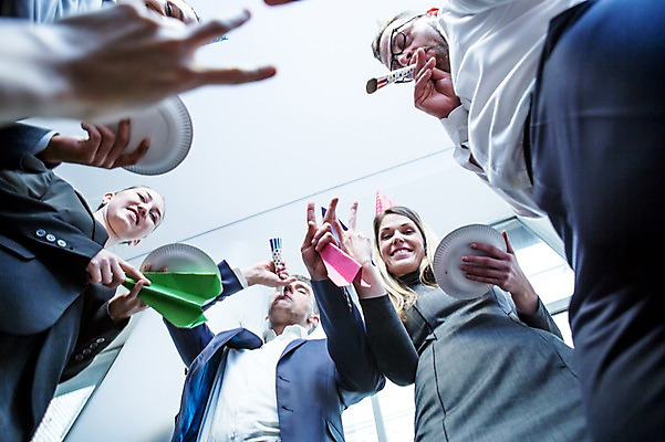 포토 JPG 서양인 접시 응시 여자 남자 로우앵글 40대 흑인 비즈니스 실내 서기 미소 사람 정장 여러명 상반신 20대 성인 앞모습 옆모습 30대 비즈니스라이프 사무실 파티 비즈니스맨 비즈니스우먼 종이비행기 즐거움 브이 오피스룩 팡파레 성인만 안경낌 국내포토 외국인 라이프스타일 식기 시선 옷 감정 안경 뷰포인트 중년 다수 모션 표정 손짓 이벤트 청년 내부 장년 직장인 종이접기 파일형식