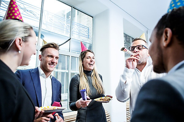 포토 JPG 서양인 접시 여자 남자 40대 흑인 비즈니스 실내 서기 미소 웃음 사람 정장 여러명 상반신 20대 성인 앞모습 옆모습 뒷모습 30대 비즈니스라이프 사무실 파티 쿠키 고깔모자 비즈니스맨 비즈니스우먼 생일파티 불기 먹기 창가 즐거움 오피스룩 팡파레 성인만 안경낌 국내포토 외국인 모자_잡화 라이프스타일 식기 옷 감정 안경 뷰포인트 중년 다수 창문 모션 디저트 표정 이벤트 청년 내부 장년 직장인 생일 파일형식