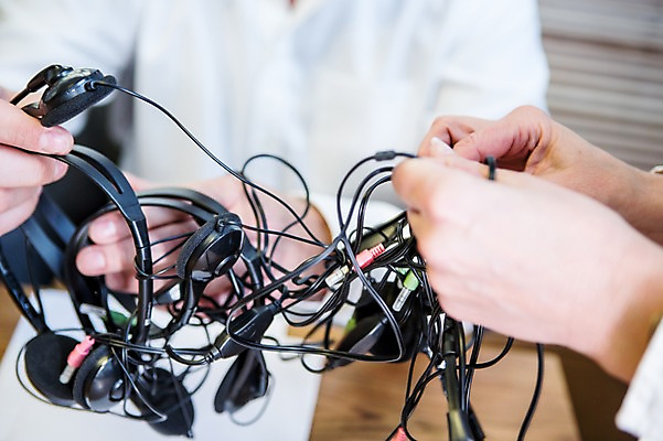 포토 JPG 여자 남자 40대 비즈니스 실내 사람 성인 두명 앞모습 옆모습 신체부위 30대 비즈니스라이프 사무실 헤드셋 전선 양손 작업 비즈니스맨 비즈니스우먼 엉킴 풀기 국내포토 라이프스타일 손 뷰포인트 중년 음향기기 모션 내부 장년 헤드폰 직장인 파일형식