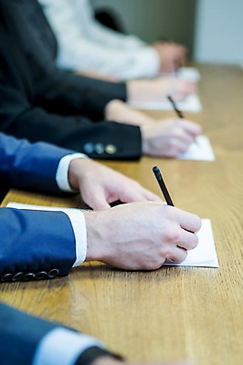 포토 JPG 손 여자 남자 종이 40대 비즈니스 실내 사람 정장 근접촬영 여러명 20대 성인 신체부위 30대 비즈니스라이프 사무실 펜 시험 기록 업무 작업 비즈니스맨 비즈니스우먼 책상 평가 오피스룩 성인만 국내포토 라이프스타일 옷 교육 뷰포인트 중년 가구 다수 청년 내부 장년 필기구 직장인 파일형식