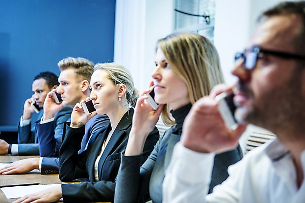 포토 JPG 서양인 응시 여자 남자 40대 흑인 비즈니스 실내 사람 앉기 정장 여러명 상반신 20대 성인 옆모습 30대 비즈니스라이프 스마트폰 사무실 시험 업무 작업 비즈니스맨 비즈니스우먼 통화 평가 오피스룩 성인만 안경낌 국내포토 외국인 라이프스타일 시선 옷 교육 안경 뷰포인트 중년 다수 모션 청년 내부 장년 핸드폰 스마트기기 직장인 파일형식
