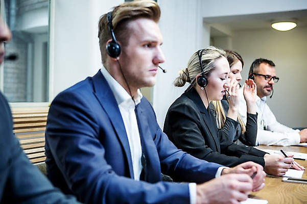 포토 JPG 서양인 응시 여자 남자 40대 비즈니스 실내 사람 앉기 정장 여러명 상반신 20대 성인 옆모습 30대 비즈니스라이프 사무실 펜 손들기 헤드셋 시험 기록 업무 작업 비즈니스맨 비즈니스우먼 책상 문서 텔레마케팅 평가 오피스룩 성인만 안경낌 국내포토 외국인 라이프스타일 시선 옷 교육 안경 뷰포인트 중년 음향기기 가구 다수 모션 청년 내부 장년 필기구 헤드폰 직장인 서비스업 파일형식