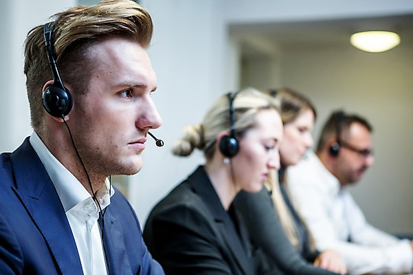 포토 JPG 서양인 응시 여자 남자 40대 비즈니스 실내 사람 앉기 정장 근접촬영 여러명 상반신 20대 성인 옆모습 30대 비즈니스라이프 사무실 헤드셋 시험 업무 작업 비즈니스맨 비즈니스우먼 텔레마케팅 평가 오피스룩 성인만 국내포토 외국인 라이프스타일 시선 옷 교육 뷰포인트 중년 음향기기 다수 모션 청년 내부 장년 헤드폰 직장인 서비스업 파일형식