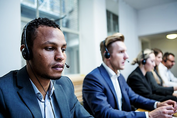 포토 JPG 서양인 응시 여자 남자 40대 흑인 비즈니스 실내 사람 앉기 정장 근접촬영 여러명 상반신 20대 성인 옆모습 30대 비즈니스라이프 사무실 헤드셋 시험 업무 작업 비즈니스맨 비즈니스우먼 텔레마케팅 평가 오피스룩 성인만 국내포토 외국인 라이프스타일 시선 옷 교육 뷰포인트 중년 음향기기 다수 모션 청년 내부 장년 헤드폰 직장인 서비스업 파일형식