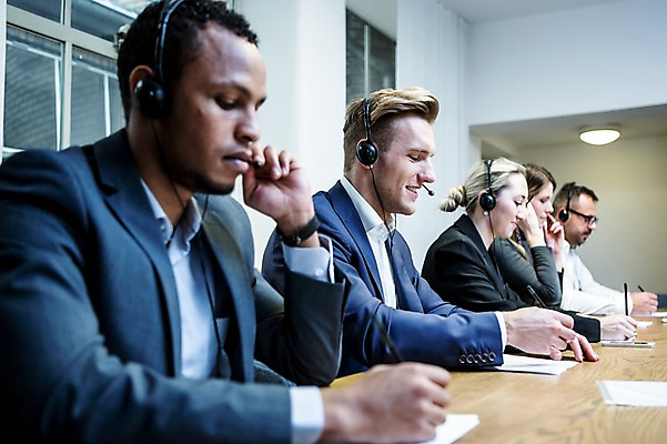 포토 JPG 서양인 응시 여자 남자 40대 흑인 비즈니스 실내 미소 사람 앉기 정장 여러명 상반신 20대 성인 옆모습 30대 비즈니스라이프 사무실 펜 헤드셋 시험 기록 업무 작업 비즈니스맨 비즈니스우먼 창가 책상 문서 텔레마케팅 평가 오피스룩 성인만 안경낌 국내포토 외국인 라이프스타일 시선 옷 교육 안경 뷰포인트 중년 음향기기 가구 다수 창문 모션 표정 청년 내부 장년 필기구 헤드폰 직장인 서비스업 파일형식