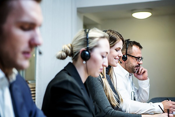 포토 JPG 서양인 여자 남자 40대 비즈니스 실내 미소 사람 앉기 정장 여러명 상반신 20대 성인 옆모습 30대 비즈니스라이프 사무실 펜 헤드셋 시험 기록 업무 작업 비즈니스맨 비즈니스우먼 텔레마케팅 평가 오피스룩 성인만 안경낌 국내포토 외국인 라이프스타일 옷 교육 안경 뷰포인트 중년 음향기기 다수 모션 표정 청년 내부 장년 필기구 헤드폰 직장인 서비스업 파일형식