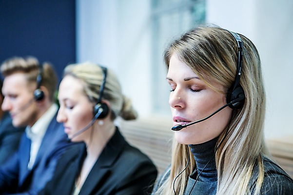 포토 JPG 서양인 여자 남자 비즈니스 실내 사람 앉기 정장 근접촬영 상반신 20대 성인 옆모습 세명 30대 비즈니스라이프 사무실 눈감음 헤드셋 시험 업무 작업 비즈니스맨 비즈니스우먼 텔레마케팅 평가 오피스룩 성인만 국내포토 외국인 라이프스타일 옷 교육 뷰포인트 음향기기 모션 청년 내부 장년 헤드폰 직장인 서비스업 파일형식