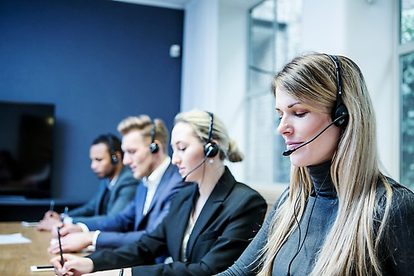 포토 JPG 서양인 응시 여자 남자 흑인 비즈니스 실내 미소 사람 앉기 정장 여러명 상반신 20대 성인 옆모습 30대 비즈니스라이프 사무실 펜 헤드셋 시험 기록 업무 작업 비즈니스맨 비즈니스우먼 책상 텔레마케팅 평가 오피스룩 성인만 국내포토 외국인 라이프스타일 시선 옷 교육 뷰포인트 음향기기 가구 다수 모션 표정 청년 내부 장년 필기구 헤드폰 직장인 서비스업 파일형식