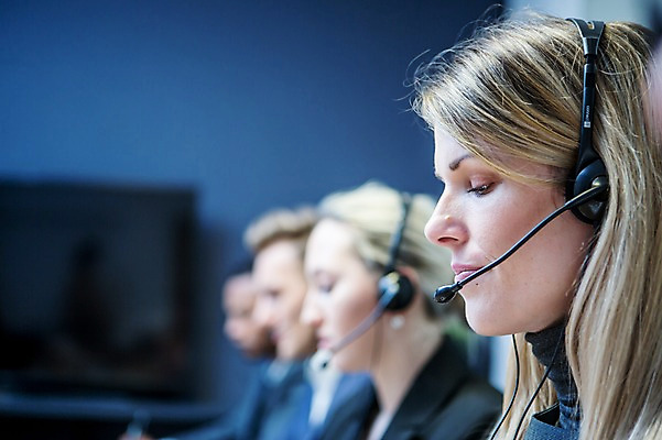 포토 JPG 서양인 응시 여자 남자 비즈니스 실내 사람 앉기 정장 근접촬영 여러명 상반신 20대 성인 옆모습 30대 비즈니스라이프 사무실 헤드셋 시험 업무 작업 비즈니스맨 비즈니스우먼 텔레마케팅 평가 오피스룩 성인만 국내포토 외국인 라이프스타일 시선 옷 교육 뷰포인트 음향기기 다수 모션 청년 내부 장년 헤드폰 직장인 서비스업 파일형식