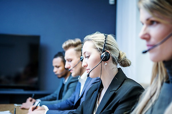 포토 JPG 서양인 응시 여자 남자 흑인 비즈니스 실내 사람 앉기 정장 여러명 상반신 20대 성인 옆모습 30대 비즈니스라이프 사무실 펜 헤드셋 시험 기록 업무 작업 비즈니스맨 비즈니스우먼 텔레마케팅 평가 오피스룩 성인만 국내포토 외국인 라이프스타일 시선 옷 교육 뷰포인트 음향기기 다수 모션 청년 내부 장년 필기구 헤드폰 직장인 서비스업 파일형식