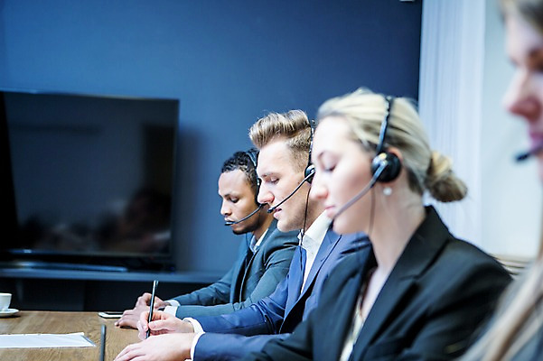 포토 JPG 서양인 응시 여자 남자 흑인 비즈니스 실내 사람 앉기 정장 여러명 상반신 20대 성인 옆모습 30대 비즈니스라이프 사무실 펜 헤드셋 시험 기록 업무 작업 비즈니스맨 비즈니스우먼 책상 텔레마케팅 평가 오피스룩 성인만 국내포토 외국인 라이프스타일 시선 옷 교육 뷰포인트 음향기기 가구 다수 모션 청년 내부 장년 필기구 헤드폰 직장인 서비스업 파일형식