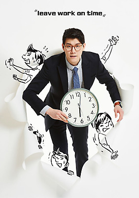 편집이미지 응시 남자 시계 포토일러 들기 사람 정장 여러명 상반신 20대 성인 한국인 비즈니스맨 정각 퇴근 땀 찢어짐 6시 힘듦 이미지편집 AI파일 시선 옷 다수 컨셉 비즈니스 모션 동양인 청년 시간 직장인 출퇴근 파일형식 벡터