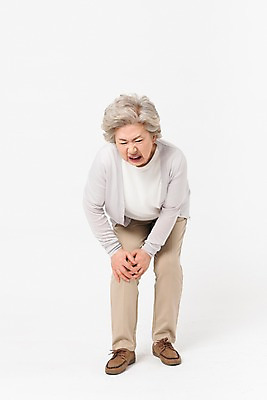 포토 JPG 스튜디오촬영 전신 여자 노년 할머니 실내 건강 한명 서기 사람 앞모습 실버라이프 건강관리 고통 한국인 잡기 찡그림 60대 무릎 무릎통증 노인여자한명만 국내포토 1 라이프스타일 감정 뷰포인트 모션 표정 관리 동양인 성인 내부 신체부위 여자한명만 노인여자만 파일형식