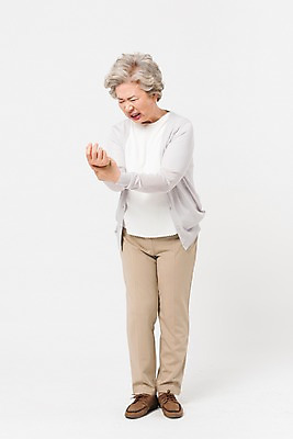 포토 JPG 스튜디오촬영 전신 여자 노년 할머니 실내 건강 한명 서기 사람 앞모습 실버라이프 건강관리 고통 한국인 잡기 찡그림 60대 손목 노인여자한명만 손목통증 국내포토 1 라이프스타일 감정 뷰포인트 모션 표정 관리 동양인 성인 내부 신체부위 여자한명만 노인여자만 파일형식