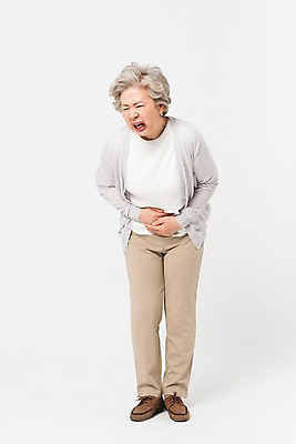 포토 JPG 스튜디오촬영 전신 여자 노년 할머니 실내 건강 한명 서기 사람 앞모습 실버라이프 건강관리 고통 한국인 잡기 찡그림 60대 복통 복부 노인여자한명만 국내포토 1 라이프스타일 감정 뷰포인트 모션 표정 관리 동양인 성인 내부 신체부위 질병 여자한명만 노인여자만 파일형식