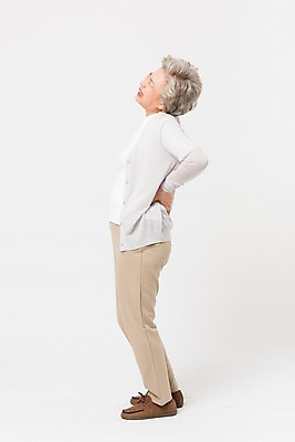 포토 JPG 스튜디오촬영 전신 여자 노년 할머니 실내 건강 한명 서기 사람 옆모습 실버라이프 건강관리 고통 한국인 잡기 찡그림 60대 허리 허리통증 노인여자한명만 국내포토 1 라이프스타일 감정 뷰포인트 모션 표정 관리 동양인 성인 내부 신체부위 여자한명만 노인여자만 파일형식