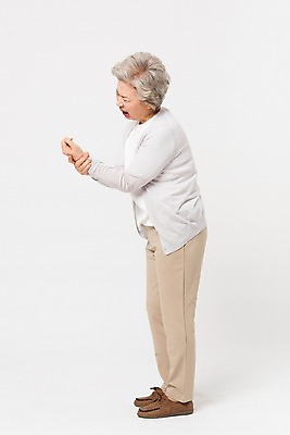 포토 JPG 스튜디오촬영 전신 여자 노년 할머니 실내 건강 한명 서기 사람 옆모습 실버라이프 건강관리 고통 한국인 잡기 찡그림 60대 손목 노인여자한명만 손목통증 국내포토 1 라이프스타일 감정 뷰포인트 모션 표정 관리 동양인 성인 내부 신체부위 여자한명만 노인여자만 파일형식