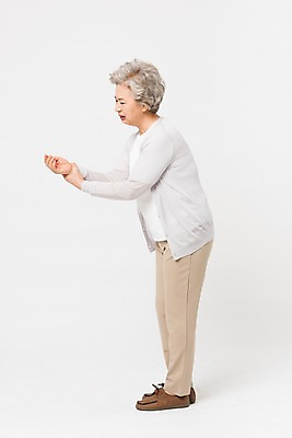 포토 JPG 스튜디오촬영 전신 여자 노년 할머니 실내 건강 한명 서기 사람 옆모습 실버라이프 건강관리 고통 한국인 잡기 찡그림 60대 손목 노인여자한명만 손목통증 국내포토 1 라이프스타일 감정 뷰포인트 모션 표정 관리 동양인 성인 내부 신체부위 여자한명만 노인여자만 파일형식