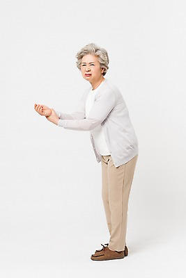 포토 JPG 스튜디오촬영 전신 여자 노년 할머니 실내 건강 한명 서기 사람 옆모습 실버라이프 건강관리 고통 한국인 잡기 찡그림 60대 손목 노인여자한명만 손목통증 국내포토 1 라이프스타일 감정 뷰포인트 모션 표정 관리 동양인 성인 내부 신체부위 여자한명만 노인여자만 파일형식
