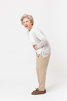 포토 JPG 스튜디오촬영 전신 여자 노년 할머니 실내 건강 한명 서기 사람 옆모습 실버라이프 건강관리 고통 한국인 잡기 찡그림 60대 복통 복부 노인여자한명만 국내포토 1 라이프스타일 감정 뷰포인트 모션 표정 관리 동양인 성인 내부 신체부위 질병 여자한명만 노인여자만 파일형식