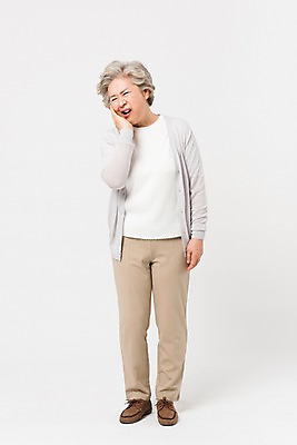 포토 JPG 스튜디오촬영 전신 응시 여자 노년 할머니 실내 건강 한명 서기 사람 앞모습 실버라이프 건강관리 고통 한국인 잡기 볼 찡그림 60대 치통 노인여자한명만 국내포토 1 라이프스타일 시선 감정 뷰포인트 모션 표정 관리 동양인 성인 내부 신체부위 질병 여자한명만 노인여자만 파일형식