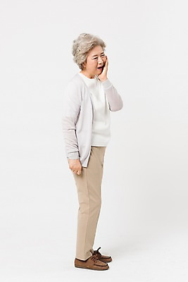 포토 JPG 스튜디오촬영 전신 여자 노년 할머니 실내 건강 한명 서기 사람 옆모습 실버라이프 건강관리 고통 한국인 잡기 볼 찡그림 60대 치통 노인여자한명만 국내포토 1 라이프스타일 감정 뷰포인트 모션 표정 관리 동양인 성인 내부 신체부위 질병 여자한명만 노인여자만 파일형식
