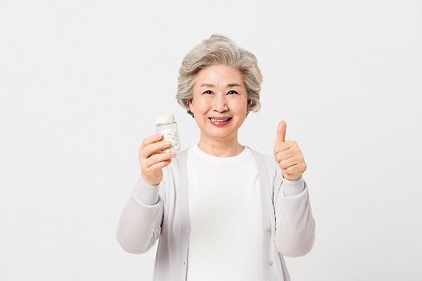 포토 JPG 스튜디오촬영 응시 여자 노년 할머니 실내 건강 한명 서기 미소 들기 사람 근접촬영 상반신 앞모습 실버라이프 알약 건강관리 한국인 최고 약병 60대 노인여자한명만 국내포토 1 라이프스타일 시선 뷰포인트 모션 표정 관리 동양인 성인 내부 약 병_담는 여자한명만 노인여자만 파일형식