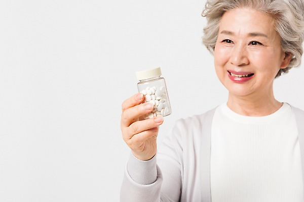 포토 JPG 스튜디오촬영 응시 여자 노년 할머니 실내 건강 한명 서기 미소 들기 사람 근접촬영 상반신 앞모습 실버라이프 알약 건강관리 한국인 약병 60대 노인여자한명만 국내포토 1 라이프스타일 시선 뷰포인트 모션 표정 관리 동양인 성인 내부 약 병_담는 여자한명만 노인여자만 파일형식