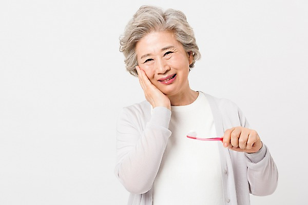 포토 JPG 스튜디오촬영 여자 노년 할머니 실내 건강 한명 서기 들기 사람 상반신 앞모습 실버라이프 건강관리 고통 한국인 양치 찡그림 칫솔 60대 치통 노인여자한명만 국내포토 1 라이프스타일 감정 뷰포인트 모션 표정 관리 동양인 성인 내부 위생용품 청결 질병 여자한명만 노인여자만 파일형식