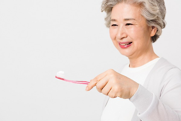 포토 JPG 스튜디오촬영 응시 여자 노년 할머니 실내 건강 한명 서기 미소 들기 사람 근접촬영 상반신 옆모습 실버라이프 건강관리 한국인 양치 칫솔 60대 노인여자한명만 국내포토 1 라이프스타일 시선 뷰포인트 모션 표정 관리 동양인 성인 내부 위생용품 청결 여자한명만 노인여자만 파일형식